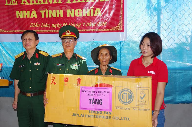 Bộ CHQS tỉnh Nghệ An bàn giao nhà tình nghĩa cho bà Nguyễn Thị Vượng